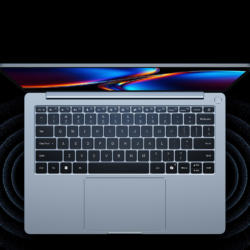 Vista dall'alto della tastiera a dimensione piena e ampio trackpad del Xiaomi Redmibook 14 Pro 2026