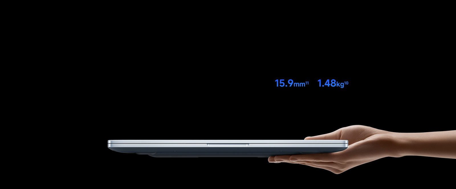 Sottigliezza 15,9 mm e peso 1,48 kg del Xiaomi Redmibook 14 Pro 2026 tenuto in mano