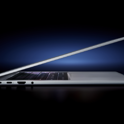 Vista laterale Xiaomi Redmibook 16 (2026) con porte USB-C, Thunderbolt 4, HDMI 2.1, jack 3,5 mm
