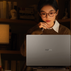 Xiaomi Redmibook 16 (2026) uso notturno: portatile argento 16 pollici batteria 80 Wh