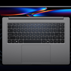 Vista dall'alto della tastiera completa e ampio touchpad dello Xiaomi Redmibook 16 Pro 2026